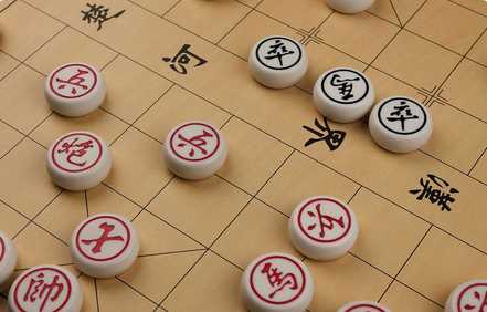 Các gian hàng bán sách rất đông đúc người mua.